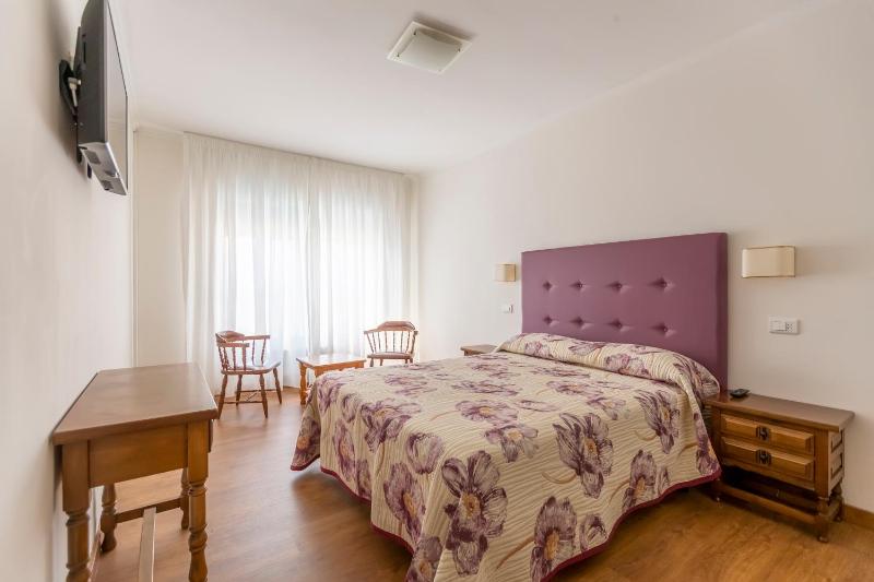 Double or Twin Room with Sea View image 3