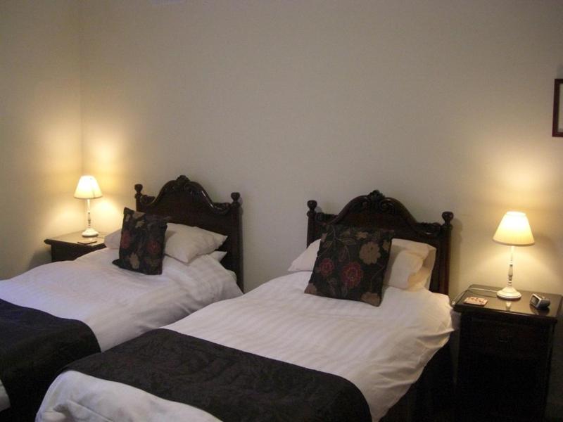 Twin Room with Private Bathroom image 4
