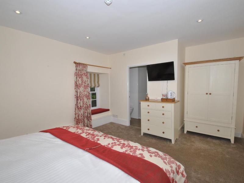 Standard Double Room image 3