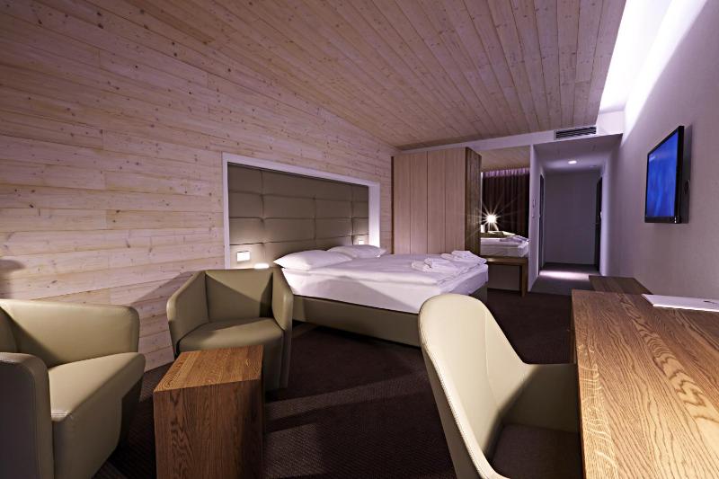 Junior Suite with Balcony image 3