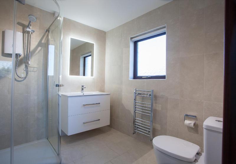 Twin Room with Private Bathroom image 4