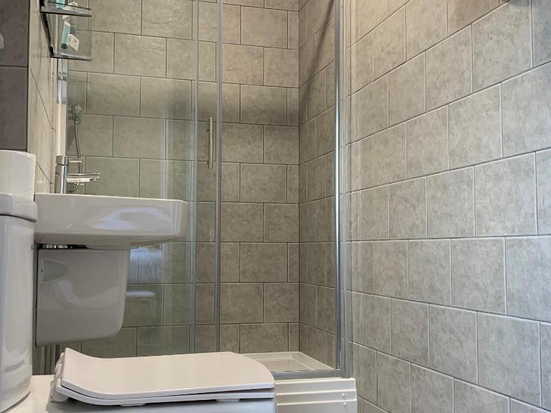 Twin Room with Shower image 3