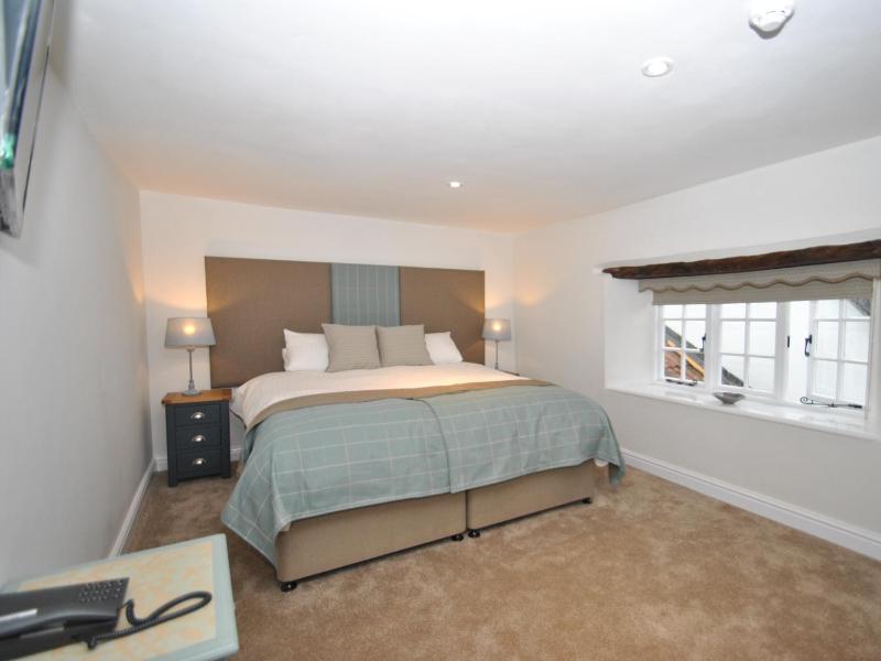 Deluxe Twin Room image 1