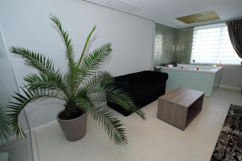 King Room with Spa Bath, balcony and pool view image 3
