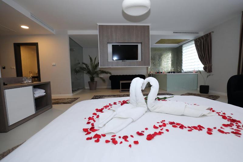 King Room with Spa Bath, balcony and pool view image 4