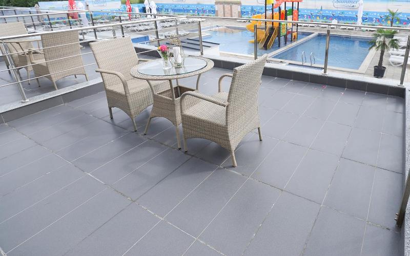 Queen Room with Spa Bath, balcony and pool view image 2
