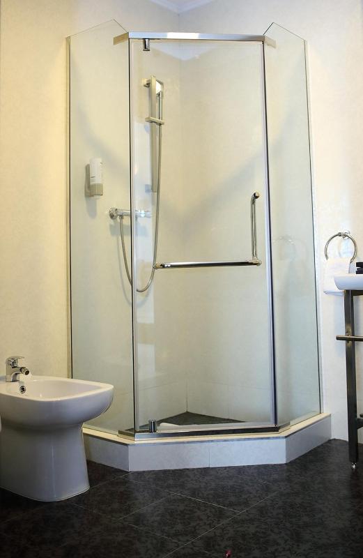 Queen Room with Spa Bath, balcony and pool view image 4