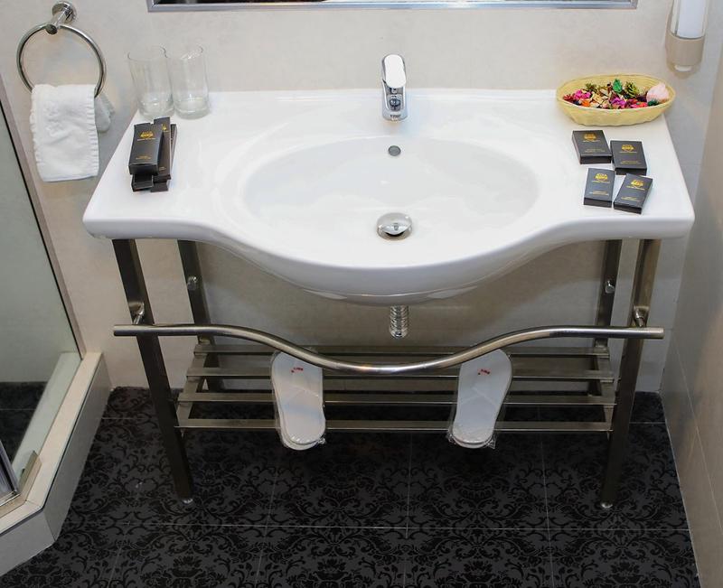 Queen Room with Spa Bath, balcony and pool view image 3