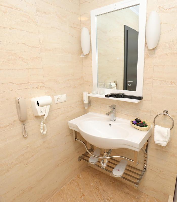 Deluxe Double Room with Balcony image 2