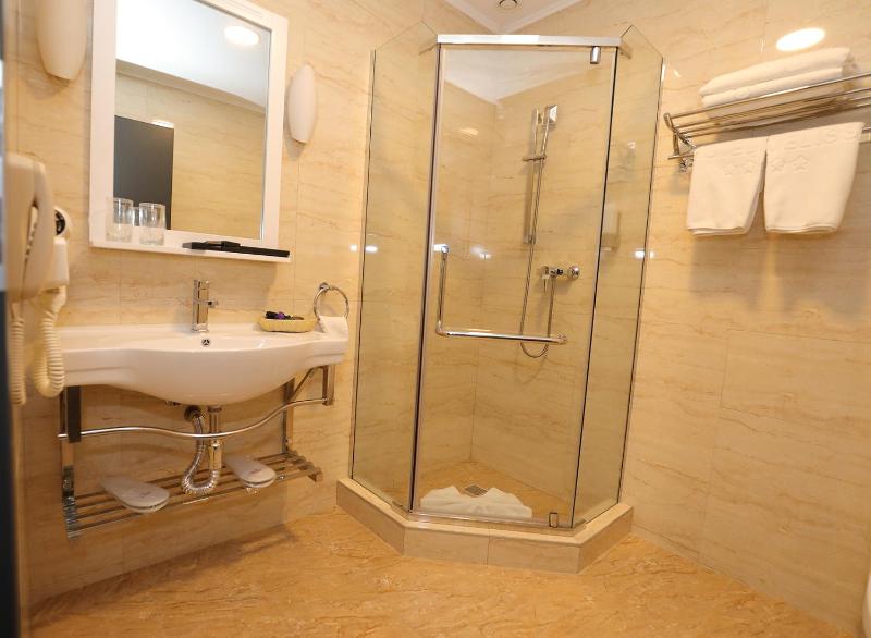 Deluxe Double Room with Balcony image 4