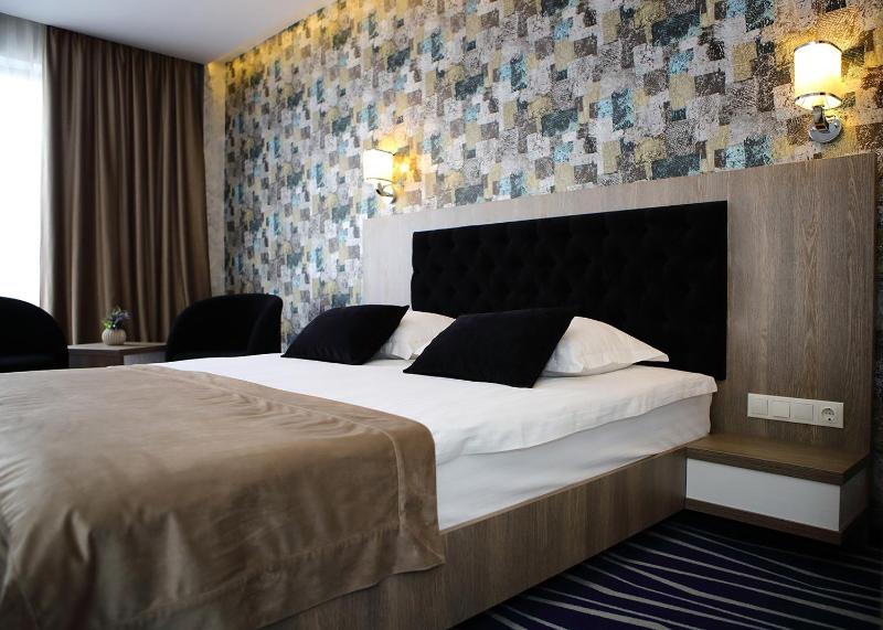 Deluxe Double Room with Balcony image 3
