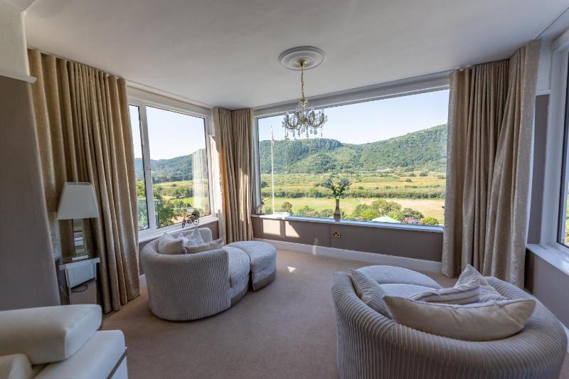 Deluxe Suite with Mountain View image 4