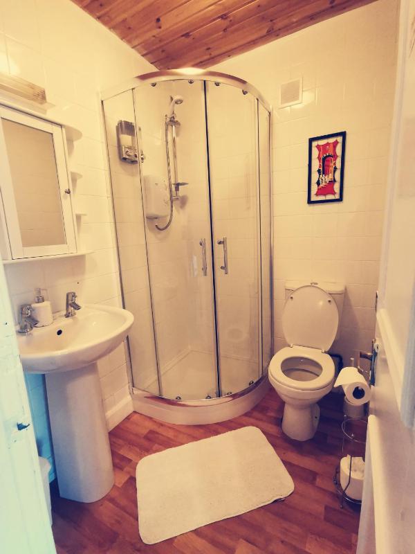 Basic Triple Room image 2