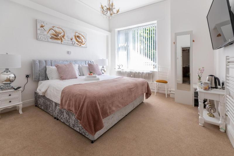Double Room image 4