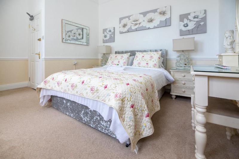 Double Room image 4