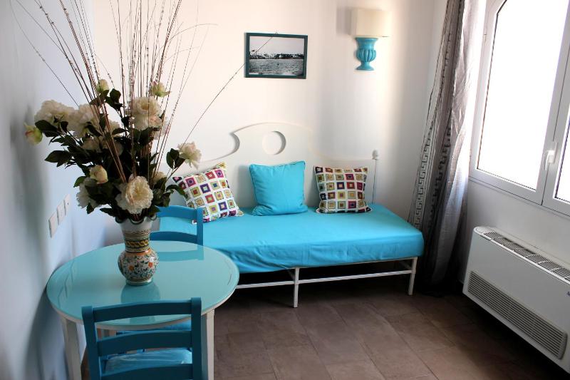 Family Room (2 Adults + 1 Child) image 4