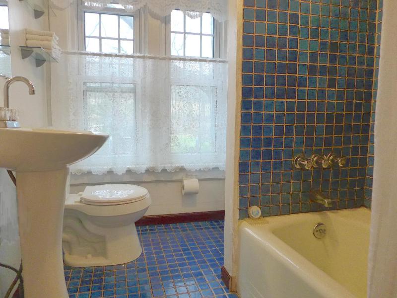 Double Room with Shared Bathroom image 4