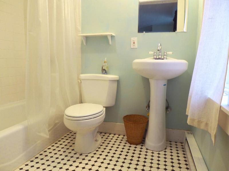 Queen Room with Garden View image 2