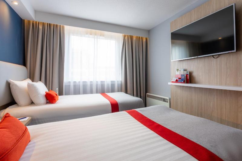 Twin Room image 3