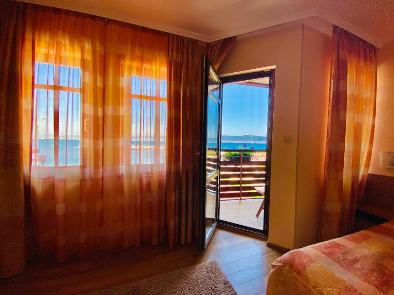 One-Bedroom Suite with Sea View 4 Adults image 4