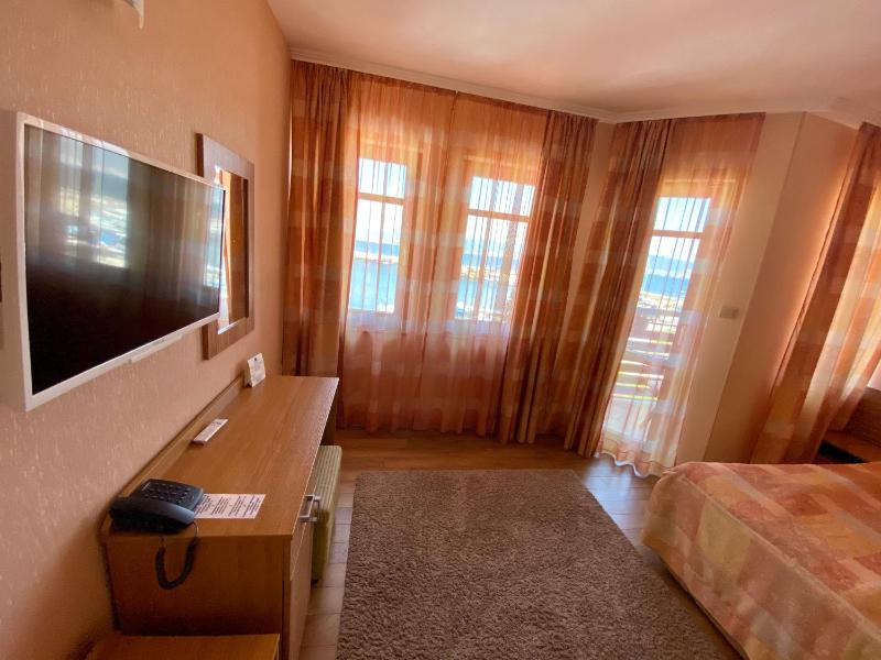 One-Bedroom Suite with Sea View 4 Adults image 3