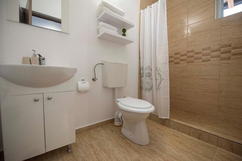 Deluxe Room (2 Adults + 1 Child) image 2