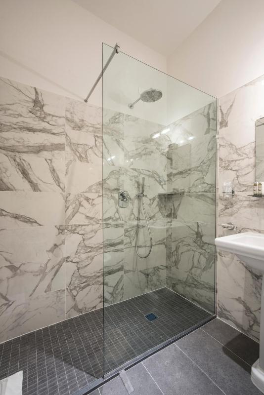 One-Bedroom Apartment image 2