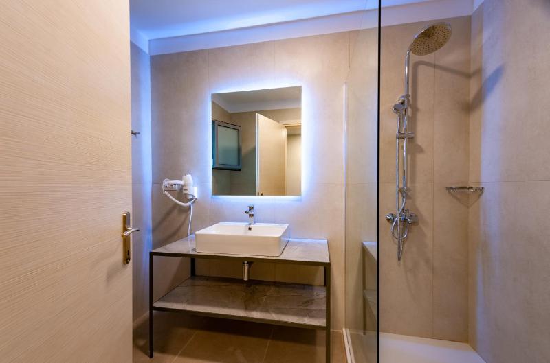 Deluxe Quadruple Room with Private Pool image 3