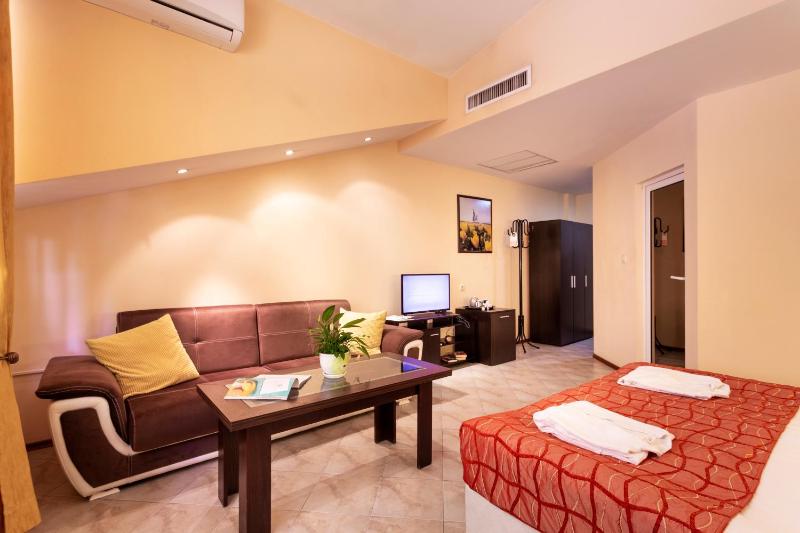 Deluxe Double Room with Sofa Bed and Balcony image 3