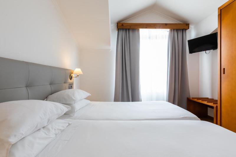 Double or Twin Room image 4
