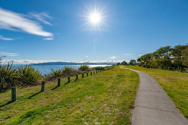 Chalet Mahuta - Five Mile Bay Holiday Home - image 9