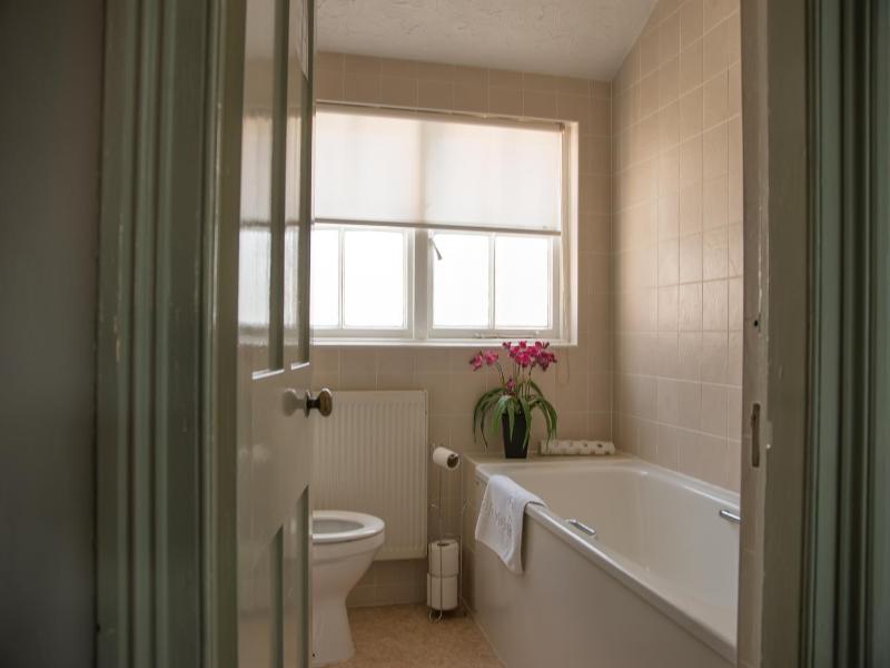 Twin Room with Private Bathroom image 2