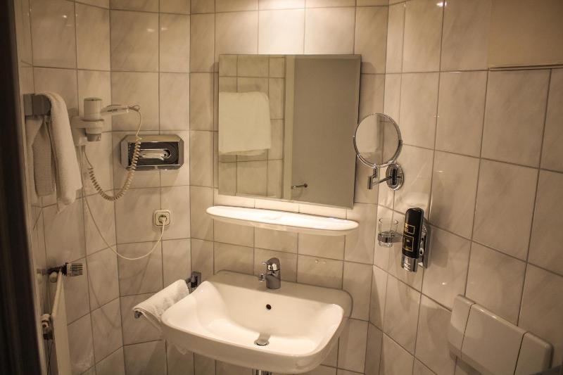Small Single Room image 3