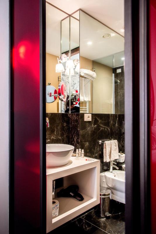 Small Double Room image 4