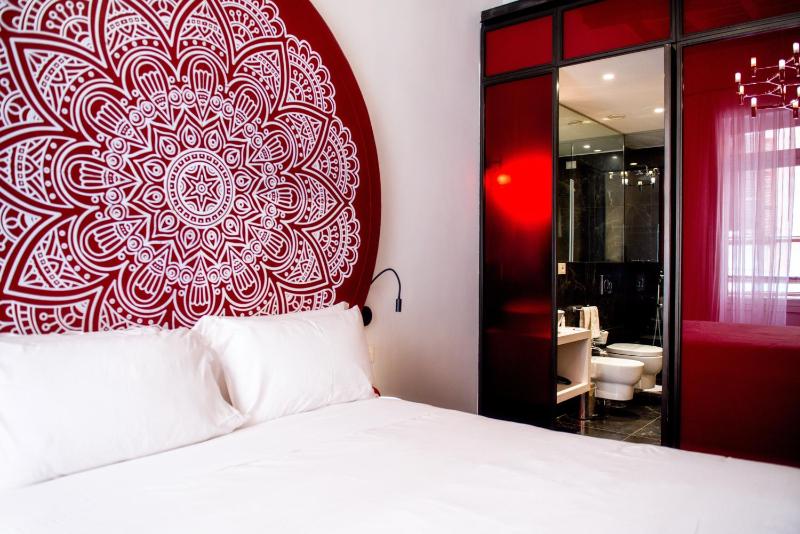 Small Double Room image 2