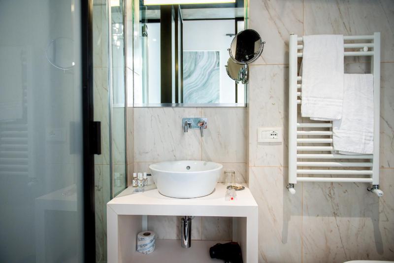 Deluxe King Room image 3