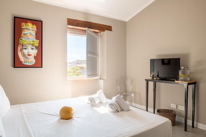 Deluxe Double Room image 2