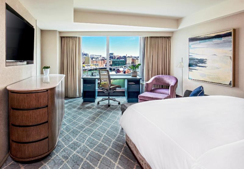 Classic King Room with Channel View image 2