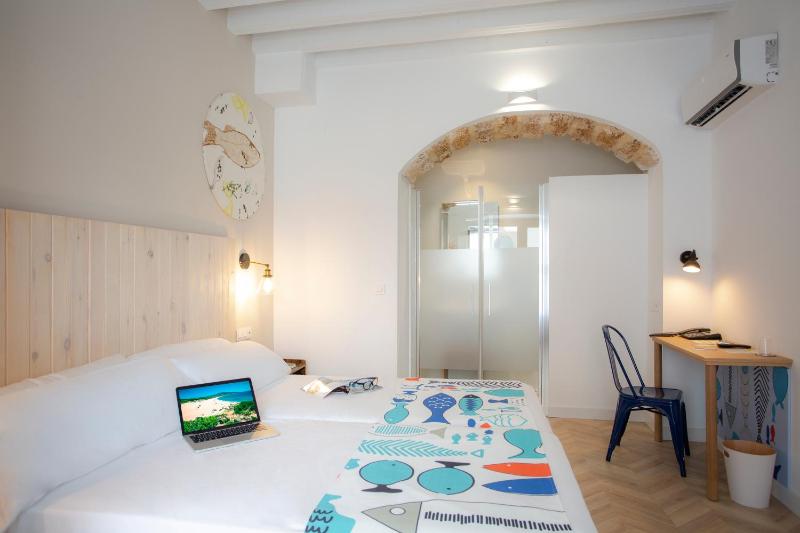 Twin Room image 4