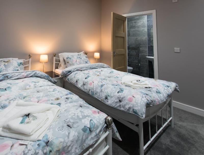 Twin Room with Private Bathroom image 2