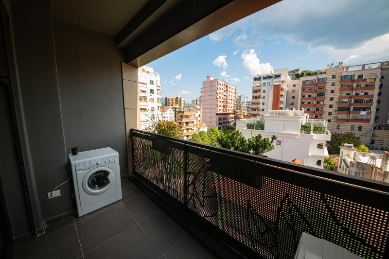 One-Bedroom Apartment with Balcony - No 1 image 2