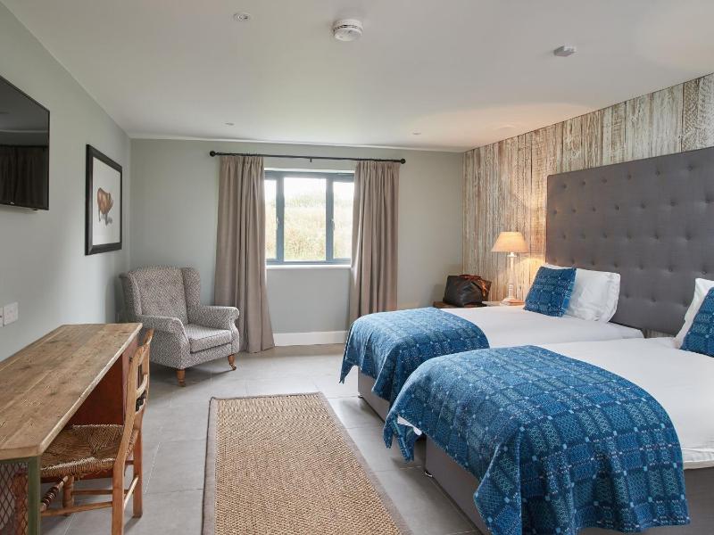 Twin Room with Bath image 1