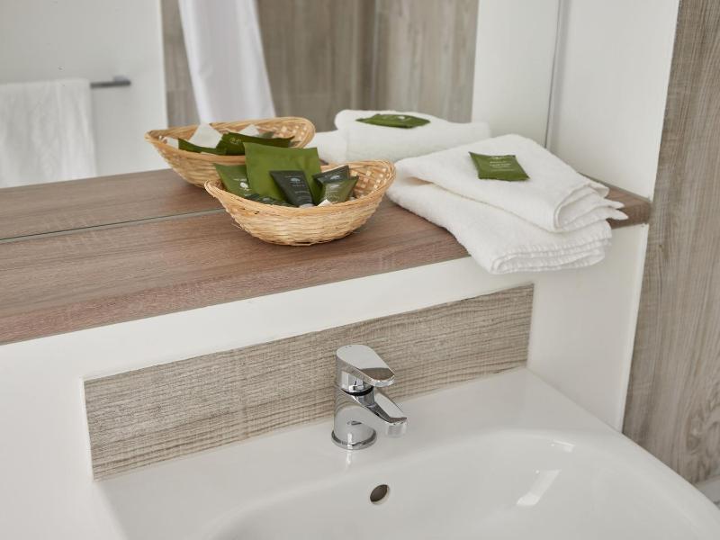 Standard Twin Room image 3