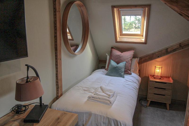 Twin Room with Private Bathroom image 3