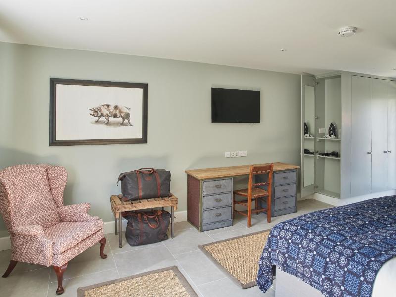 Standard Double Room image 4