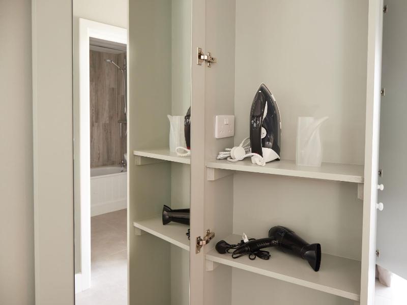Twin Room with Bath image 4