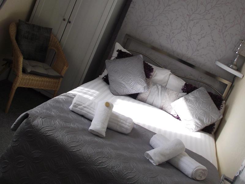 Double Room with Private Bathroom image 1