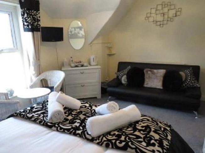 Deluxe Double Room with Shower image 4
