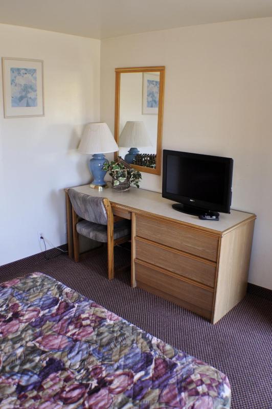 Deluxe Queen Room image 2