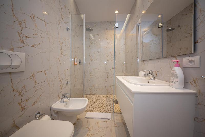 One-Bedroom Apartment with Balcony - No 3 image 3